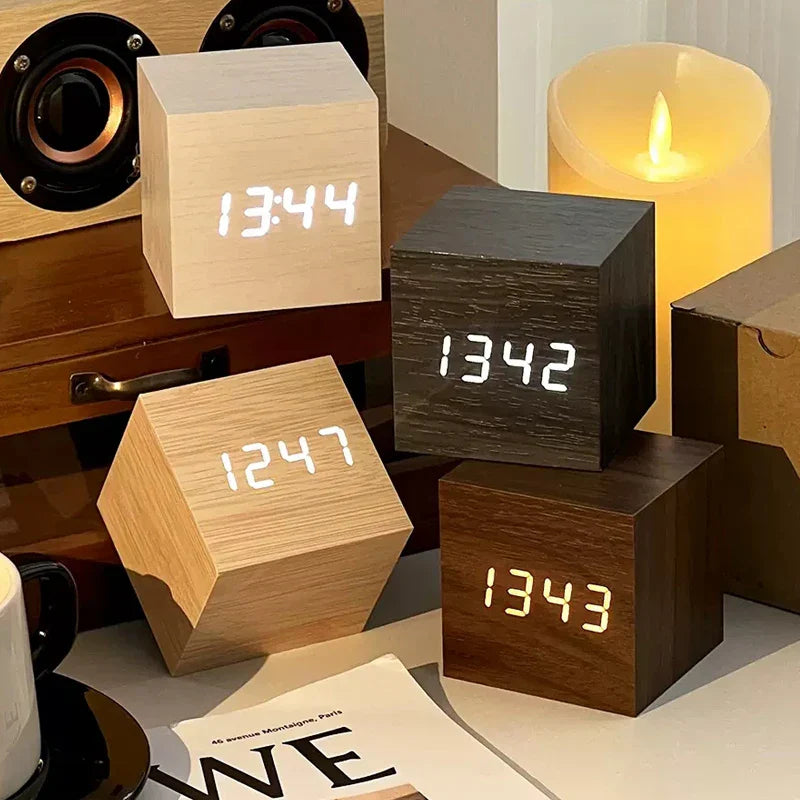 PureTimeGlow | Multifunktionale LED-Uhr aus Holz - Brezella