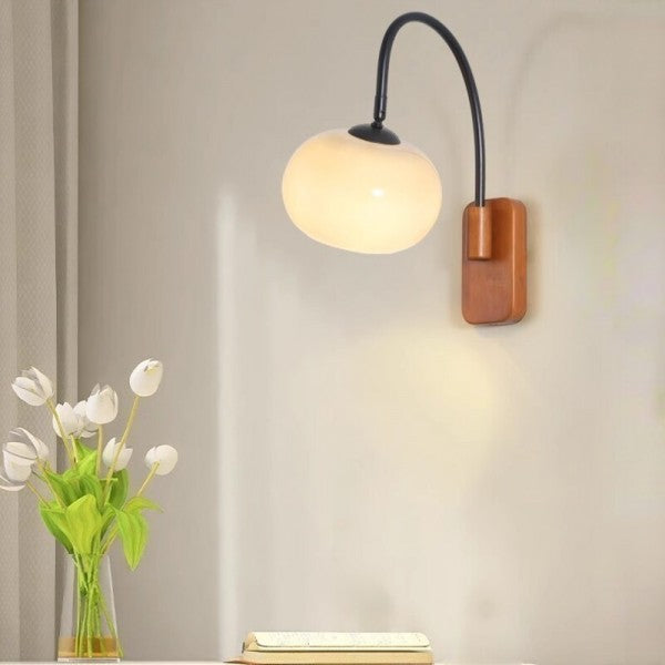GlobeLuxe | Wandleuchte mit khakifarbenem Glas und hölzernen Details - Brezella