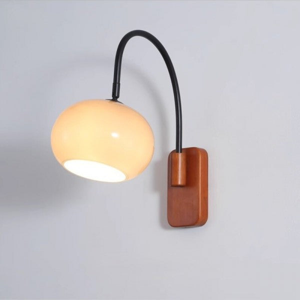 GlobeLuxe | Wandleuchte mit khakifarbenem Glas und hölzernen Details - Brezella