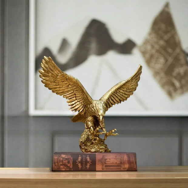 RoyalWings | Elegante Skulptur eines goldenen Adlers als Blickfang - Brezella