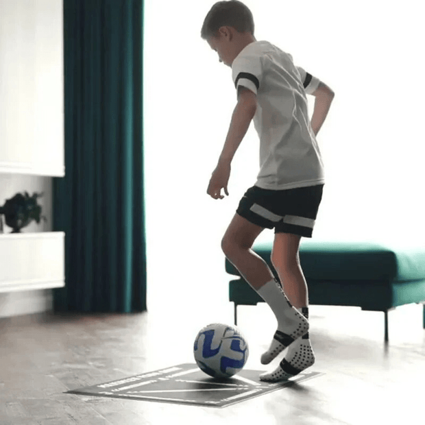 MiniKick | Kompakte Fußballmatte für das Heimtraining - Brezella