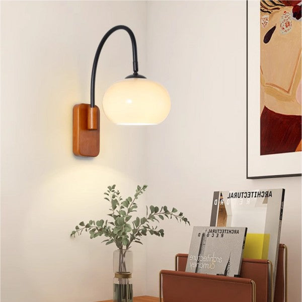 GlobeLuxe | Wandleuchte mit khakifarbenem Glas und hölzernen Details - Brezella