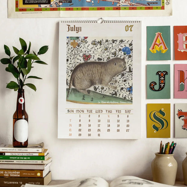 FelineChronik | Kunstvolle Katzenkalender für 2024 mit Historischen Akzenten - Brezella