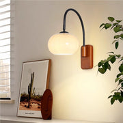 GlobeLuxe | Wandleuchte mit khakifarbenem Glas und hölzernen Details - Brezella