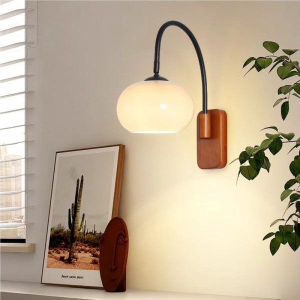 GlobeLuxe | Wandleuchte mit khakifarbenem Glas und hölzernen Details - Brezella