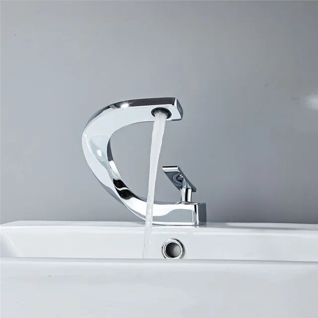 GlideFlow | Minimalistischer Warm-Kaltwasserhahn - Brezella