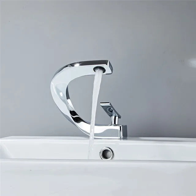 GlideFlow | Minimalistischer Warm-Kaltwasserhahn - Brezella
