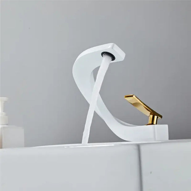 GlideFlow | Minimalistischer Warm-Kaltwasserhahn - Brezella