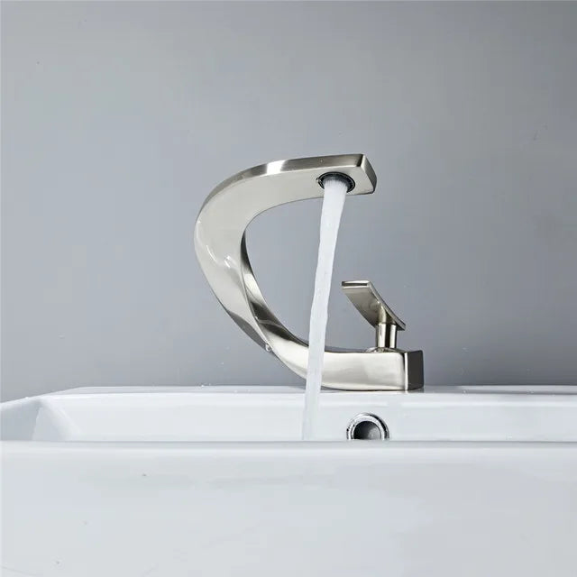 GlideFlow | Minimalistischer Warm-Kaltwasserhahn - Brezella