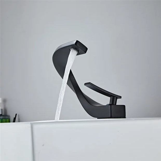 GlideFlow | Minimalistischer Warm-Kaltwasserhahn - Brezella