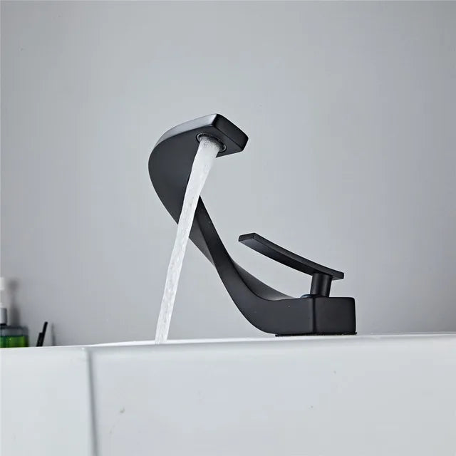 GlideFlow | Minimalistischer Warm-Kaltwasserhahn - Brezella
