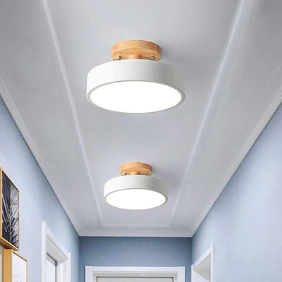 Moderne Deckenleuchte mit Farbakzenten