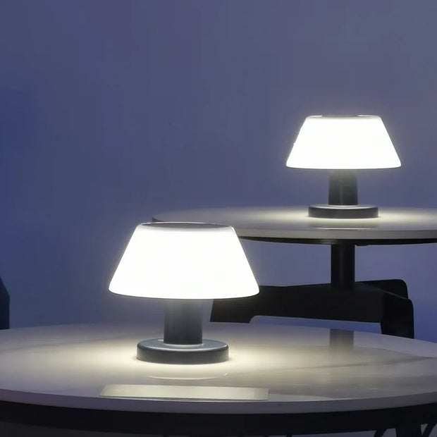 BrightGlow | Nachhaltige Akku-Tischleuchte für Innen und Außen - Brezella