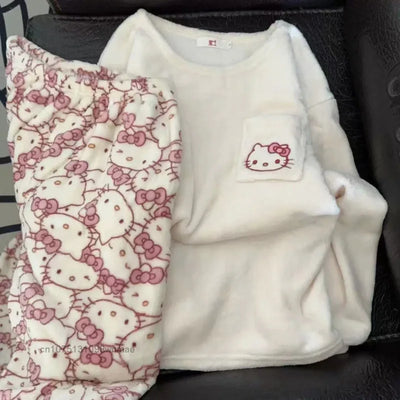 CharmePlüsch | Damen-Loungewear mit Sanrio-Motiven - Brezella