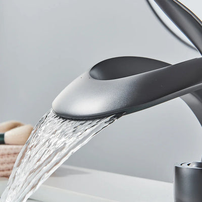 OpulentFlow | Premium-Wasserhahn mit eleganter Oberfläche - Brezella