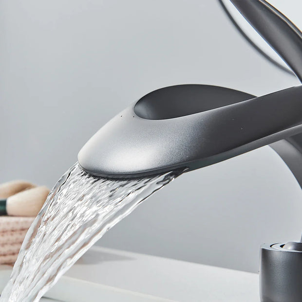 OpulentFlow | Premium-Wasserhahn mit eleganter Oberfläche - Brezella