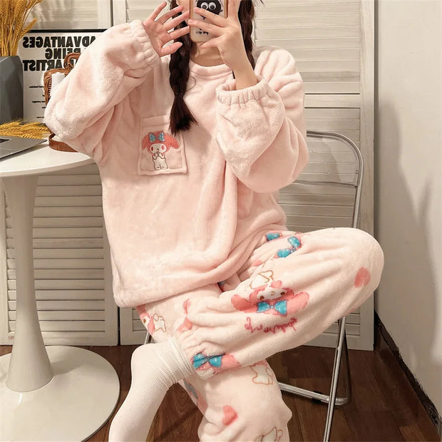 CharmePlüsch | Damen-Loungewear mit Sanrio-Motiven - Brezella