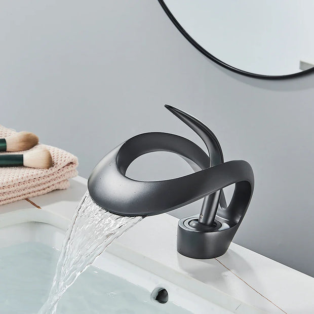 OpulentFlow | Premium-Wasserhahn mit eleganter Oberfläche - Brezella