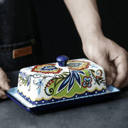 RusticBloom | Künstlerische Butterplatte mit handgemaltem Blumenmuster - Brezella