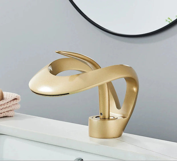 OpulentFlow | Premium-Wasserhahn mit eleganter Oberfläche - Brezella