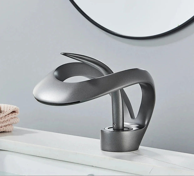 OpulentFlow | Premium-Wasserhahn mit eleganter Oberfläche - Brezella