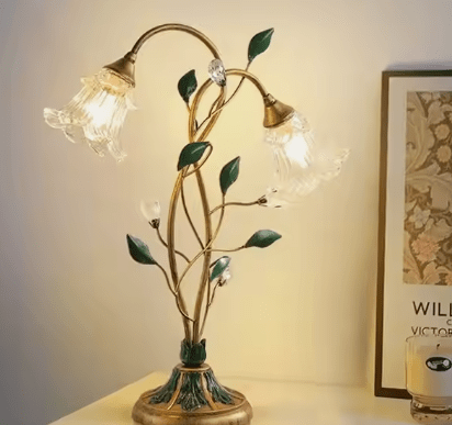 RoseGlow | Romantische Tischleuchte mit floralem Design - Brezella