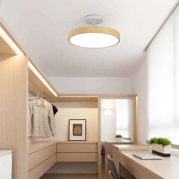 Elegante LED-Deckenleuchte mit Halbeinbau