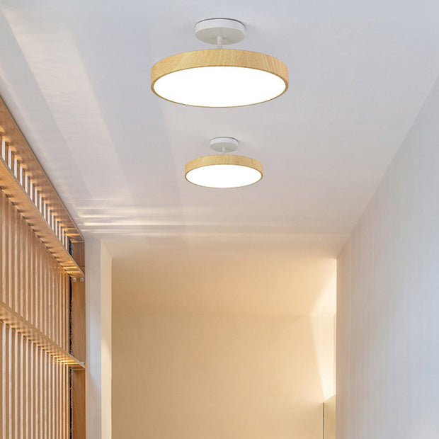Elegante LED-Deckenleuchte mit Halbeinbau