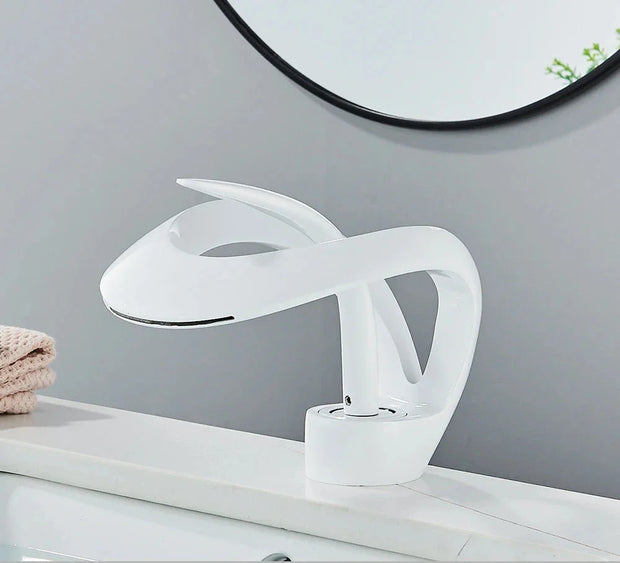 OpulentFlow | Premium-Wasserhahn mit eleganter Oberfläche - Brezella