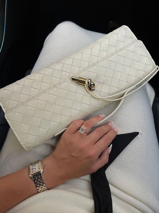 GoldenWeave | Elegante Flechttasche mit edlem Goldverschluss - Brezella