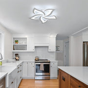 Moderne LED-Deckenleuchte in Blumenform