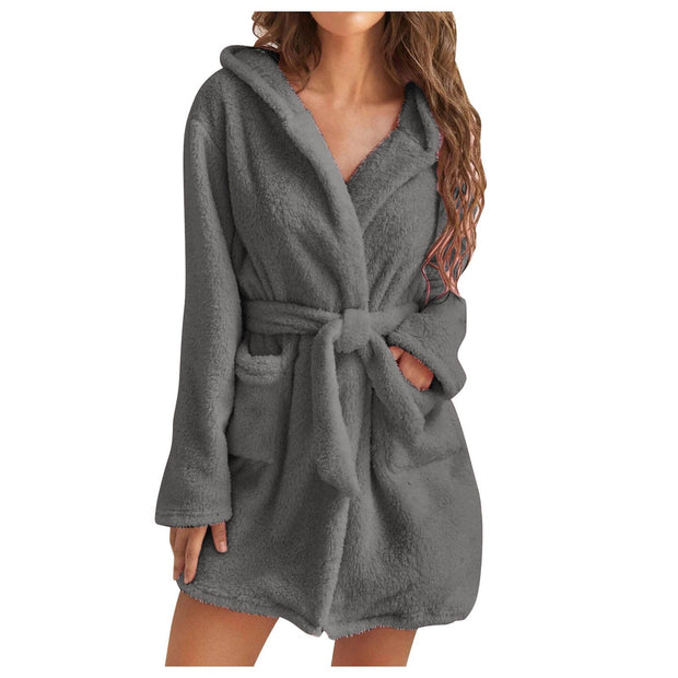 LuxeHülle | Sexy Kapuzen-Badjas für Damen im flauschigen Design - Brezella