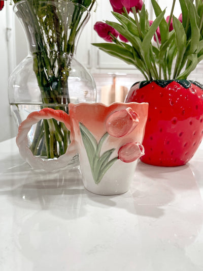 BlütenMok | Elegante Tasse mit Handgemaltem Tulpenmotiv - Brezella