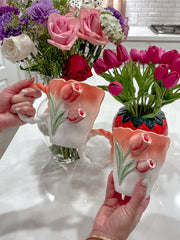 BlütenMok | Elegante Tasse mit Handgemaltem Tulpenmotiv - Brezella