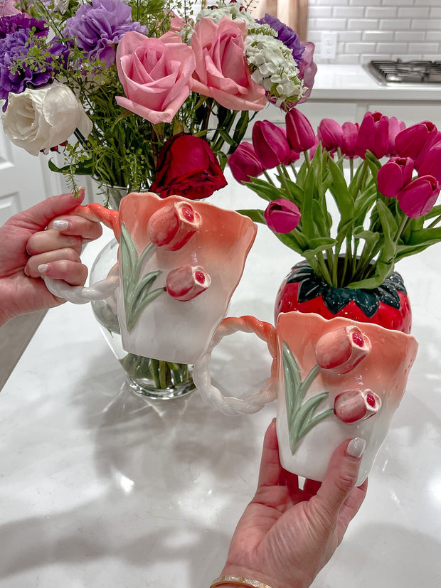 BlütenMok | Elegante Tasse mit Handgemaltem Tulpenmotiv - Brezella