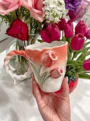 BlütenMok | Elegante Tasse mit Handgemaltem Tulpenmotiv - Brezella
