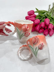 BlütenMok | Elegante Tasse mit Handgemaltem Tulpenmotiv - Brezella